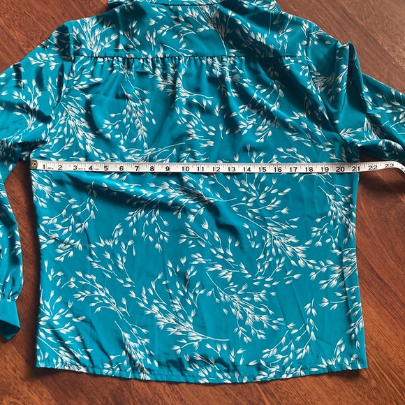 Silky Teal Vintage Blouse. - Picture 5 of 8